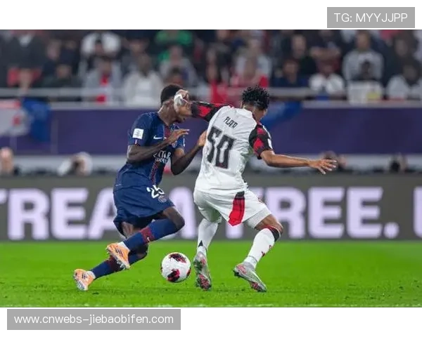 巴黎洲际杯夺冠后庆典，队友将英雄门将萨福诺夫高举庆祝